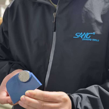 A retificação de alta eficiência começa com sapatas de retificação de diamante de alta qualidade